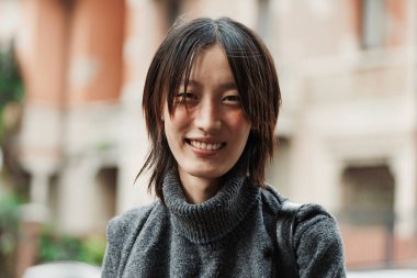 Milano Moda Haftası Kadın Giyim / Yaz 2024 'te MSGM gösterisinin dışında bir model..