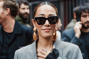 Milano Moda Haftası Kadın giyim / Yaz 2024 'te MSGM gösterisinin dışında Schiaparelli küpeleri, Dolce Gabbana güneş gözlüğü takan bir konuk görülüyor..
