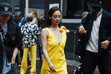 Milano Moda Haftası Kadın giyim / Yaz 2024 'te MSGM gösterisinin dışında MSGM elbisesi giyen bir konuk görülüyor..