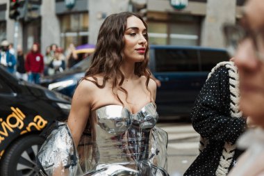 Milano Moda Haftası Kadın Giyim / Yaz 2024 'te Dolce Gabbana' nın dışında bir konuk..