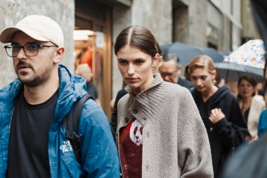 Milano Moda Haftası Kadın Giyim / Yaz 2024 'te Dolce Gabbana' nın önünde konuklar.