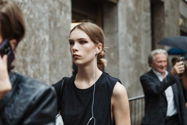 Milano Moda Haftası Kadın Giyim / Yaz 2024 'te Dolce Gabbana' nın dışında bir model..