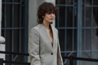 Salvatore Ferragamo 'nun dışında Greta Ferro Milan Moda Haftası Kadın Giyim / Yaz 2024.