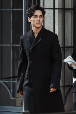 Chen Muchi, Salvatore Ferragamo 'nun önünde Milan Moda Haftası Kadın Giyim / Yaz 2024.