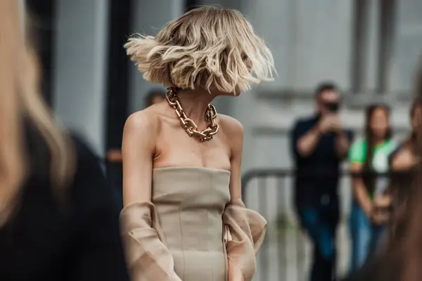 Gäst Utanför Salvatore Ferragamo Show Milan Fashion Week Womenswear Våren Royaltyfria Stockbilder
