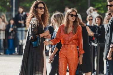 Milano Moda Haftası Kadın Giyim / Yaz 2024 'te Salvatore Ferragamo' nun önünde konuklar.