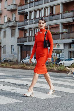 Carlotta Rubaltelli, Ferragamo 'nun hepsini giyer, Milan Moda Haftası Kadın Giyim / Yaz 2024 boyunca Salvatore Ferragamo' nun dışında..