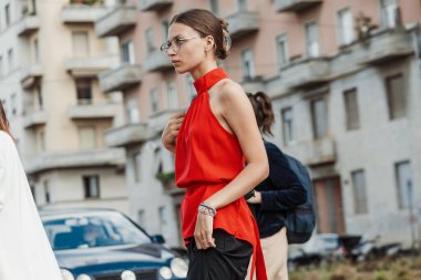 Milan Moda Haftası Kadın Giyim / Yaz 2024 'te Salvatore Ferragamo' nun dışında bir konuk..