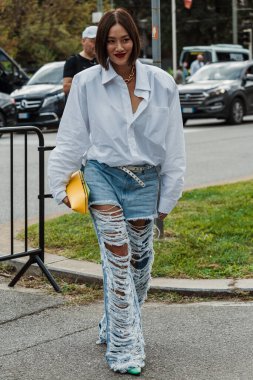 Tiffany Hsu, Salvatore Ferragamo 'nun önünde Milan Moda Haftası Kadın Giyim / Yaz 2024.