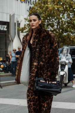Livia Nunes Marques, Ferragamo 'nun hepsini giyer, Salvatore Ferragamo' nun dışında Milan Moda Haftası Kadın Giyim / Yaz 2024.