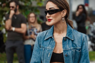 Tamara Kalinic Salvatore Ferragamo 'nun önünde Milan Moda Haftası Kadın Giyim / Yaz 2024.