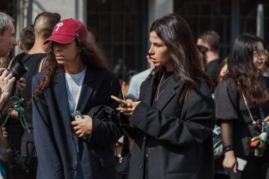 Milan Moda Haftası Kadın Giyim / Yaz 2024 'te Salvatore Ferragamo' nun dışında bir konuk..