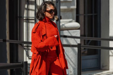 Lori Harvey, Milan Moda Haftası Kadın Giyim / Yaz 2024 'te Salvatore Ferragamo' nun kapısında kırmızı bir kıyafet giyiyor..