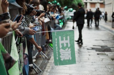 Roy Wang, Milan Moda Haftası Kadın Giyim / Yaz 2024 'te Bally Show' un dışında hayranları var..