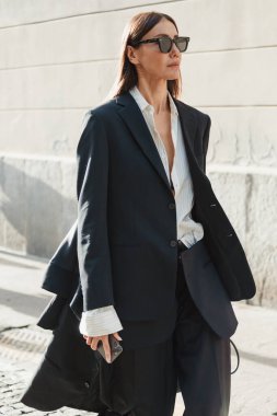 Julie Pelipas, Milano Moda Haftası Kadın Giyim / Yaz 2024 'te Bally Show' un dışında..