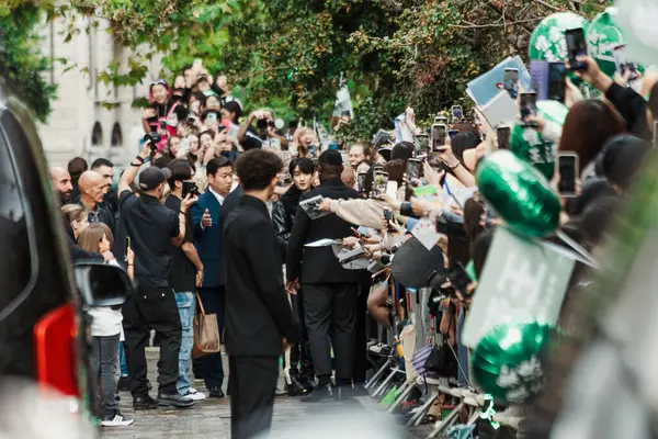 SEVENTEEN 'den DK / Dokyeom hayranlarıyla birlikte Milano Moda Haftası Kadın Giyim / Yaz 2024 boyunca Bally Show' un önünde.