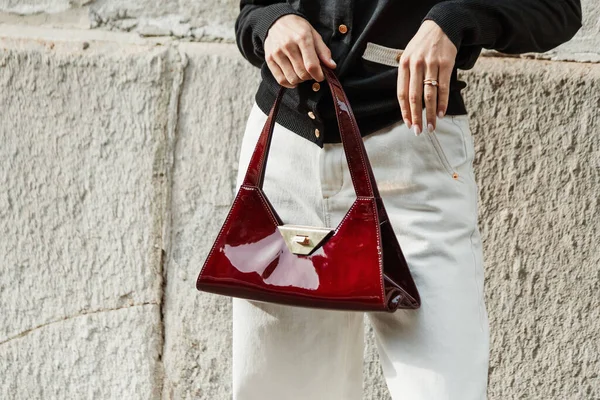 Milan Moda Haftası Kadın Giyim / Yaz 2024 'te Bally' nin dışında moda gösterisi.