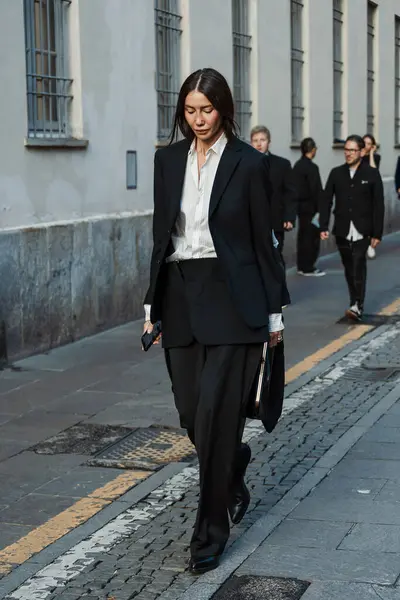 Julie Pelipas, Milano Moda Haftası Kadın Giyim / Yaz 2024 'te Bally Show' un dışında..