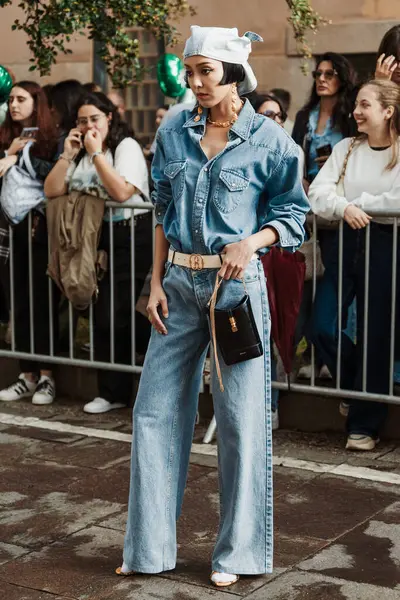 Kiwi Lee Utanför Bally Show Milan Fashion Week Kvinnors Kläder Royaltyfria Stockfoton