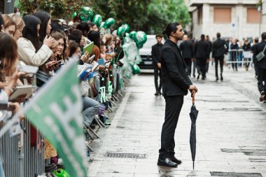 Roy Wang, Milan Moda Haftası Kadın Giyim / Yaz 2024 'te Bally Show' un dışında hayranları var..