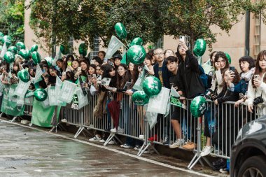 Roy Wang, Milan Moda Haftası Kadın Giyim / Yaz 2024 'te Bally Show' un dışında hayranları var..