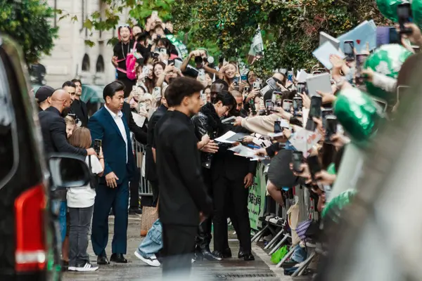 SEVENTEEN 'den DK / Dokyeom hayranlarıyla birlikte Milano Moda Haftası Kadın Giyim / Yaz 2024 boyunca Bally Show' un önünde.