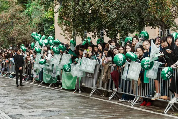 Roy Wang, Milan Moda Haftası Kadın Giyim / Yaz 2024 'te Bally Show' un dışında hayranları var..