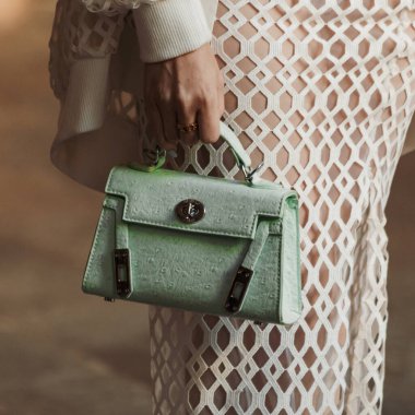 Milano Moda Haftası Kadın Giyim / Yaz 2024 Moda Şovu 'nun dışında moda detayları.