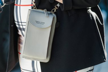 Milano Moda Haftası Kadın Giyim / Yaz 2024 Moda Şovu 'nun dışında moda detayları.