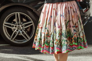 Milano Moda Haftası Kadın Giyim / Yaz 2024 'te Dolce & Gabbana tarafından desteklenen Karoline Vitto defilesinin dışındaki moda detayları.