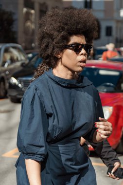 Milano Moda Haftası Kadın giyim / Yaz 2024 boyunca Dolce & Gabbana tarafından desteklenen Karoline Vitto gösterisi.