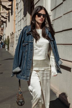 Milano Moda Haftası Kadın giyim / Yaz 2024 boyunca Dolce & Gabbana tarafından desteklenen Karoline Vitto gösterisi.