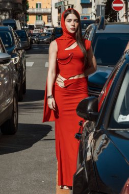 Karoline Vitto 'nun dışındaki Jade Picon gösterisi Milano Moda Haftası Kadın Giyim / Yaz 2024 boyunca Dolce & Gabbana tarafından desteklenmektedir..