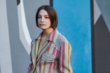 Bir konuk Shuting Qiu 'nun hepsini giyiyor, Milan Moda Haftası boyunca Shuting Qiu Show' un dışında, Kadın giyim / Yaz 2024.