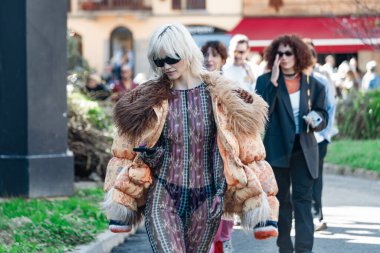 Bir konuk Shuting Qiu 'nun hepsini giyiyor, Milan Moda Haftası boyunca Shuting Qiu Show' un dışında, Kadın giyim / Yaz 2024.