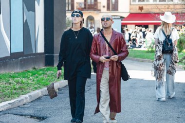 Milano Moda Haftası Kadın Giyim / Yaz 2024 'te Kapalı Qiu Şovu' nun dışındaki konuklar.