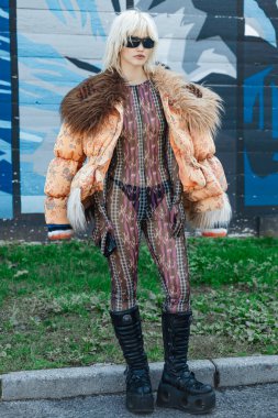 Bir konuk Shuting Qiu 'nun hepsini giyiyor, Milan Moda Haftası boyunca Shuting Qiu Show' un dışında, Kadın giyim / Yaz 2024.