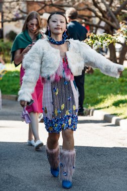 Lin Lin tüm Shuting Qiu kıyafetlerini giyer, Milan Moda Haftası boyunca Shuting Qiu gösterisinin dışında.