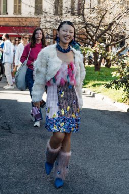 Lin Lin tüm Shuting Qiu kıyafetlerini giyer, Milan Moda Haftası boyunca Shuting Qiu gösterisinin dışında.