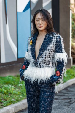 Sun Xiaoya tüm Shuting Qiu kıyafetlerini giyer, Milan Moda Haftası 'nda Kapalı Qiu Şovu' nun dışında.