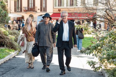 Milano Moda Haftası Kadın Giyim / Yaz 2024 'te Kapalı Qiu Şovu' nun dışındaki konuklar.