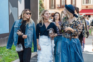 Milano Moda Haftası Kadın Giyim / Yaz 2024 'te Kapalı Qiu Şovu' nun dışındaki konuklar.