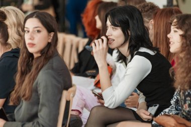 BREAST CANCER FİNAYET Şovundan Önceki Konuklar Milano Moda Haftası Kadın Giyim Yayı / Yaz 2024.