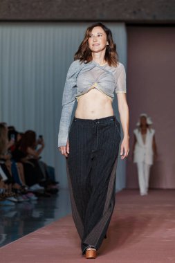 Milan Moda Haftası Kadın Giyim / Yaz 2024 'te BREAST CANCER FASHION Şovunda model yürüyüş pisti.