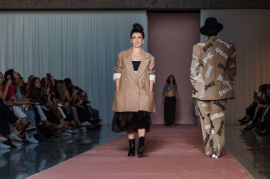 BREAST CANCER FASHION Şovu 'nun genel görünümü Milan Moda Haftası Kadın Giyim Baharı / Yaz 2024.