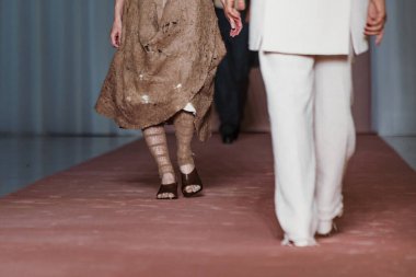 Milan Moda Haftası Kadın Giyim / Yaz 2024 'te BREAST CANCER FASHION Şovunda model yürüyüş pisti.