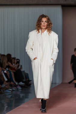 Milan Moda Haftası Kadın Giyim / Yaz 2024 'te BREAST CANCER FASHION Şovunda model yürüyüş pisti.