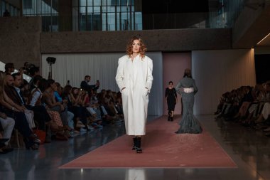 BREAST CANCER FASHION Şovu 'nun genel görünümü Milan Moda Haftası Kadın Giyim Baharı / Yaz 2024.