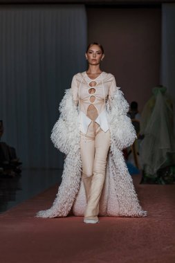 Milan Moda Haftası Kadın Giyim / Yaz 2024 'te BREAST CANCER FASHION Şovunda model yürüyüş pisti.