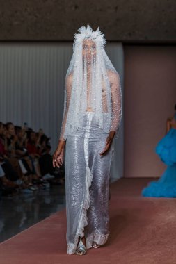 Milan Moda Haftası Kadın Giyim / Yaz 2024 'te BREAST CANCER FASHION Şovunda model yürüyüş pisti.